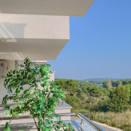 Beautiful Two-Bedroom Seaside Apartment In Premantura Exterior foto