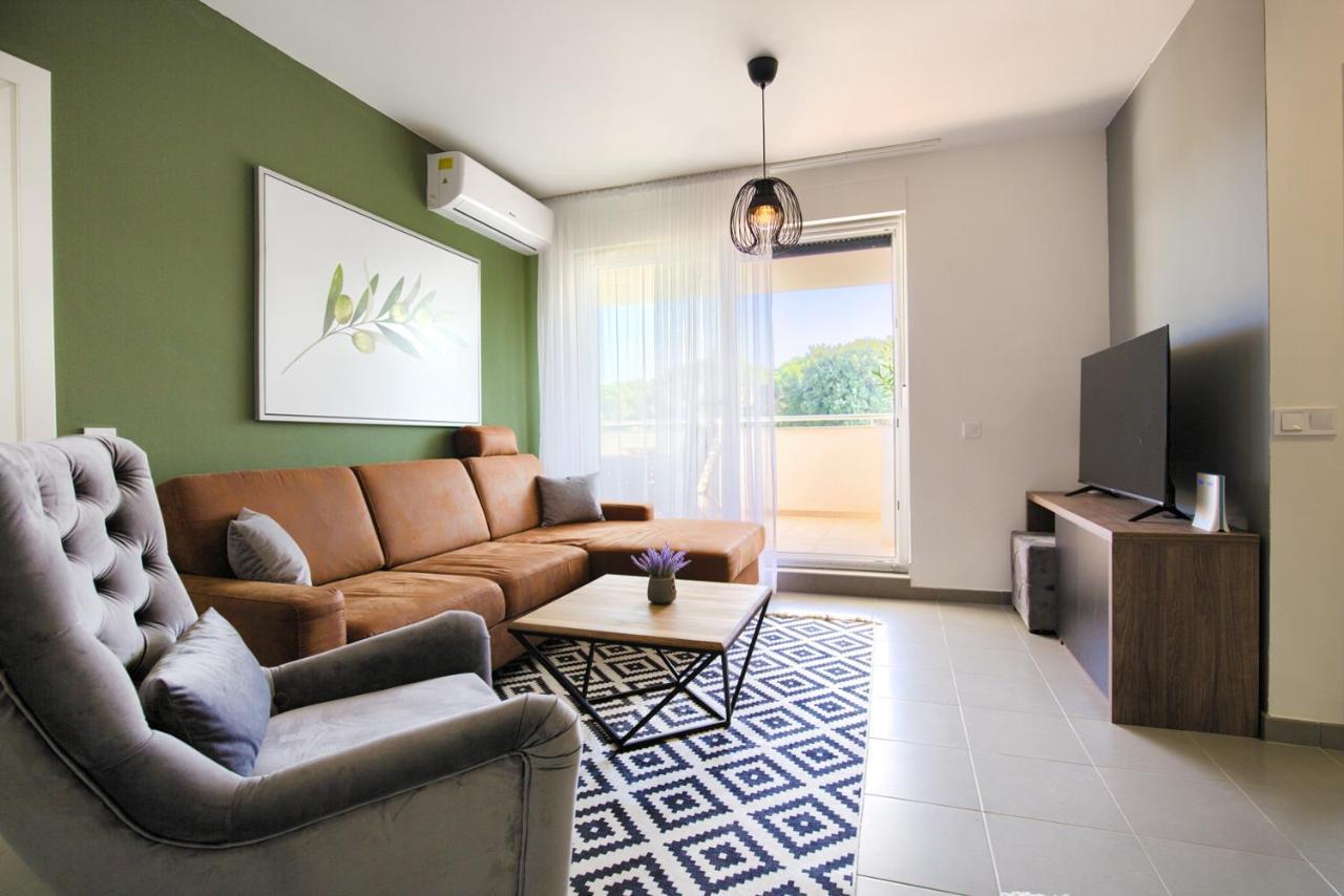 Beautiful Two-Bedroom Seaside Apartment In Premantura Exterior foto