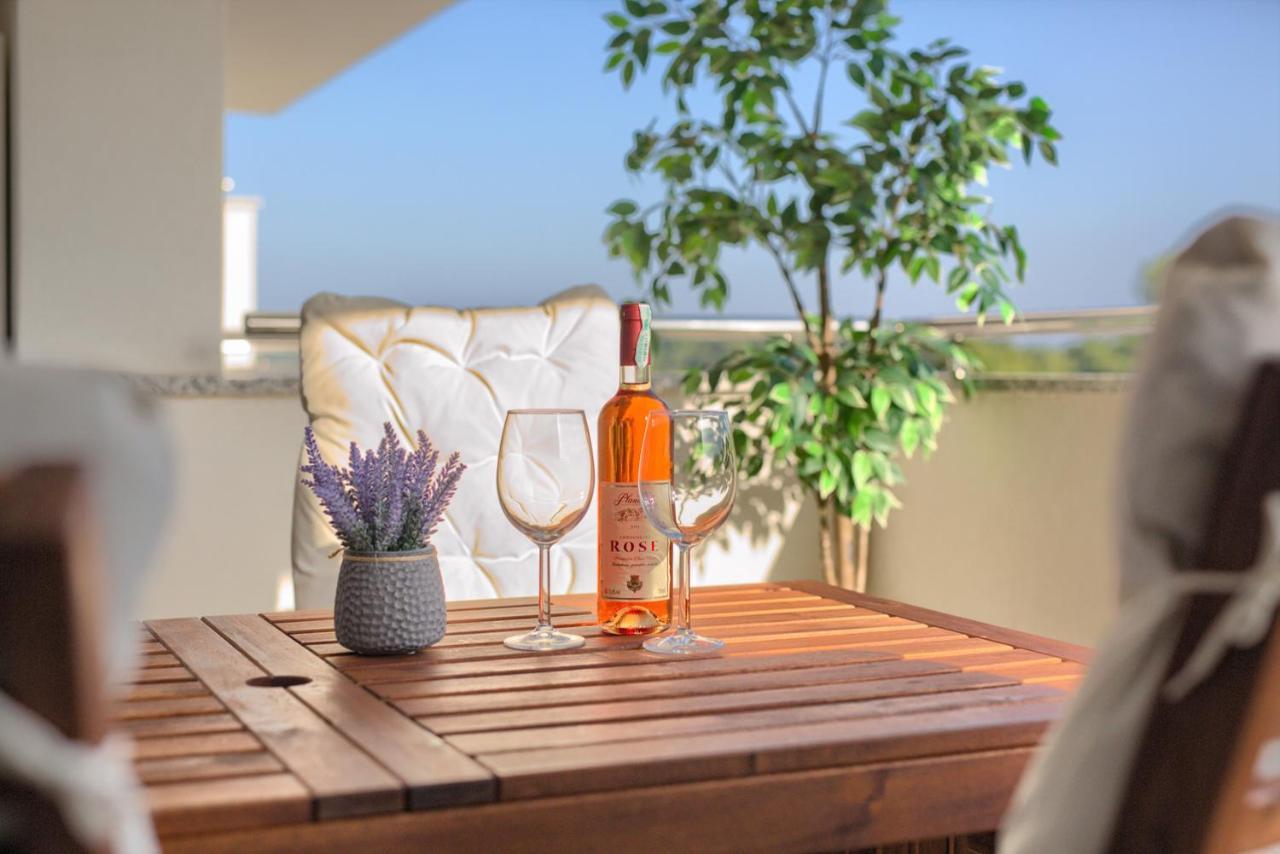 Beautiful Two-Bedroom Seaside Apartment In Premantura Exterior foto