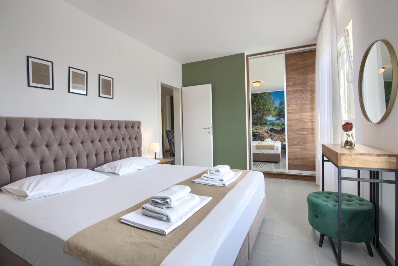 Beautiful Two-Bedroom Seaside Apartment In Premantura Exterior foto