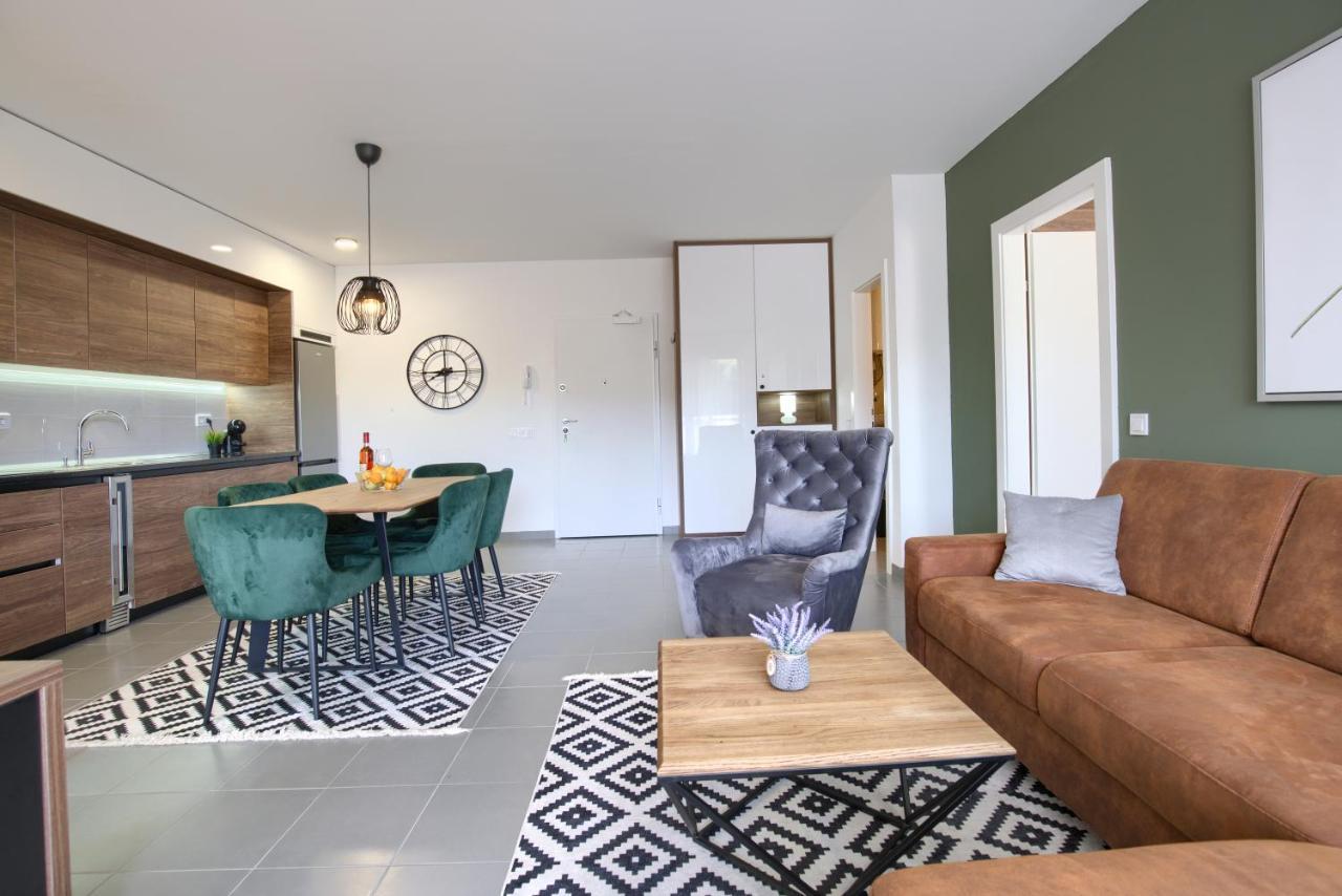 Beautiful Two-Bedroom Seaside Apartment In Premantura Exterior foto