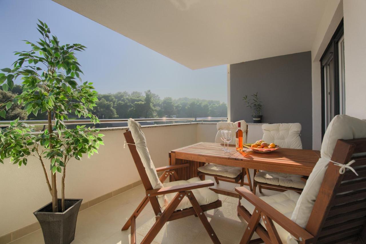 Beautiful Two-Bedroom Seaside Apartment In Premantura Exterior foto